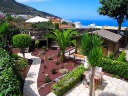 Die hochgesetzte Terrasse mit Aussicht auf das Meer
