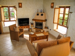 Der offene Wohnbereich mit Sitzecke und Kaminofen