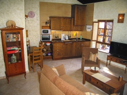 Die komplett ausgestattete Küchenzeile und der Essplatz