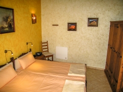 Das geräumige Schlafzimmer mit Doppelbett