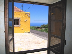 Aussicht auf Felder und Atlantik durch das Schlafzimmerfenster